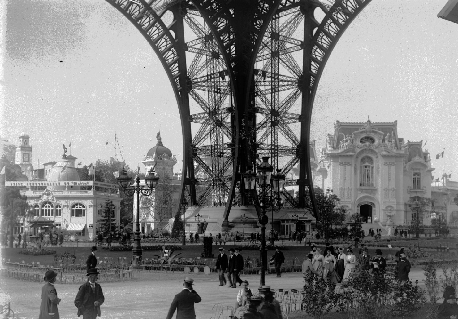 Выставка в париже. Всемирная выставка 1900 г в Париже. Всемирная выставка 1889 года в Париже. Париж 1900 год. Эйфелева башня 1900 год.