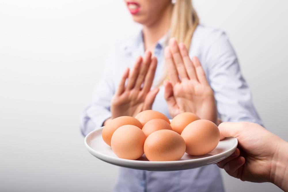 Почему свежие куриные яйца воняют как тухлые?