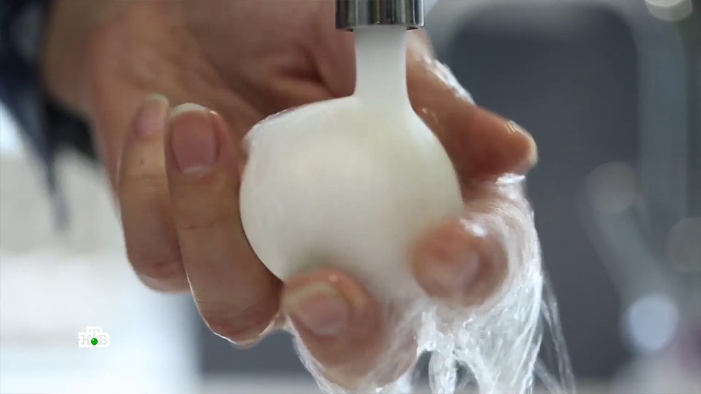 Как безопасно мыть куриные яйца и надо ли это делать?