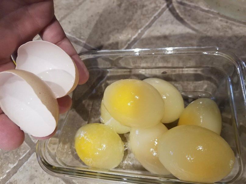 Можно ли замораживать сырые куриные яйца впрок и как это правильно сделать?