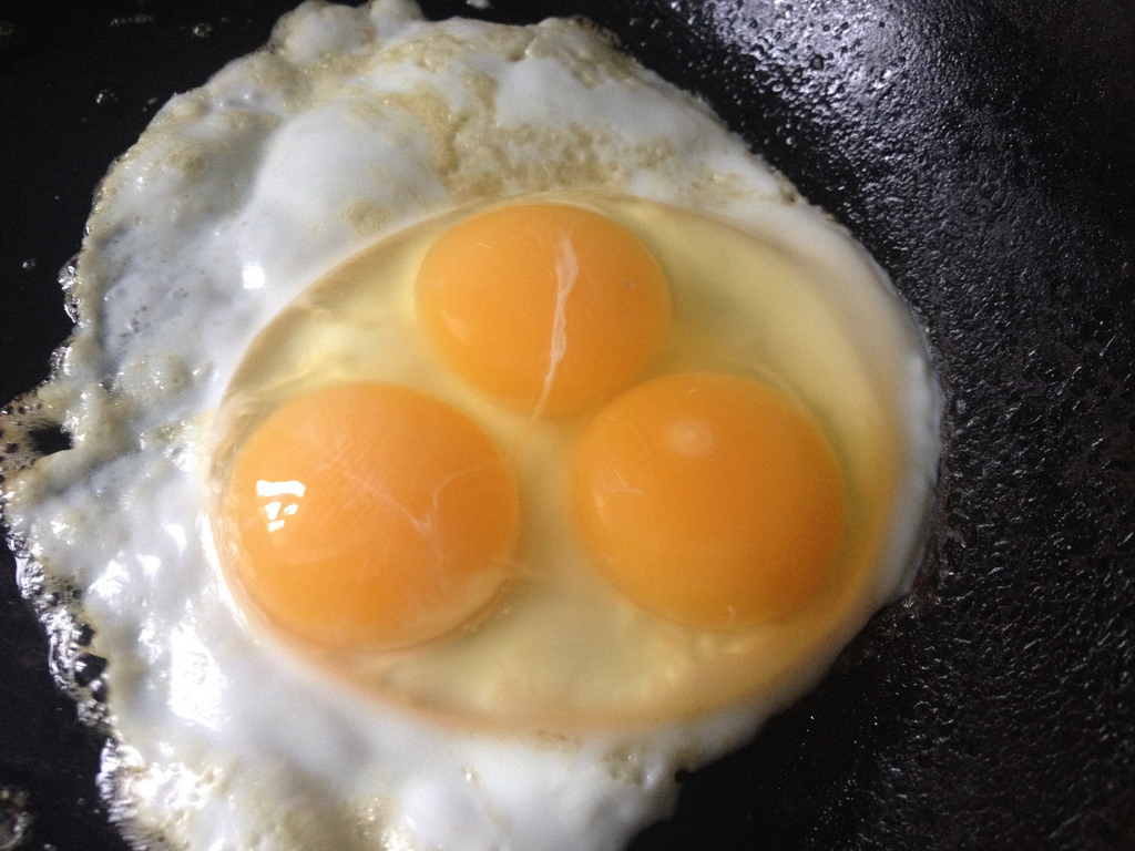 Яйца с двумя желтками – это нормально!
