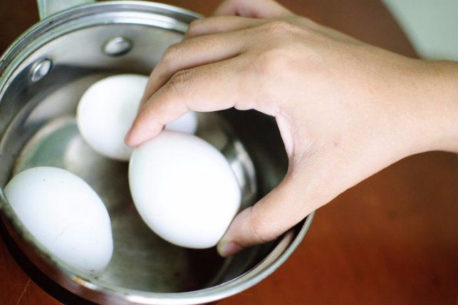 Можно ли мыть куриные яйца перед хранением