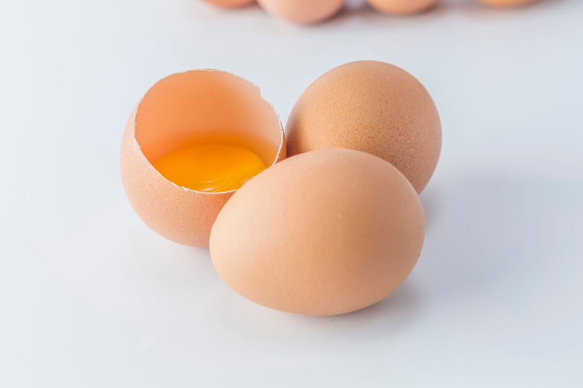 Сказ о куриных яйцах: от причин появления 2-желтковых яйцеклеток до определения свежести