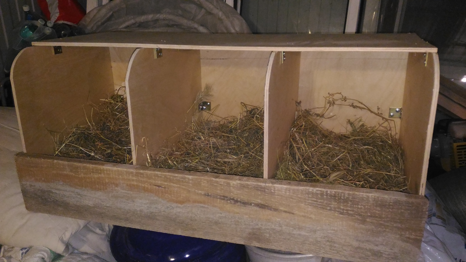 Делаем гнезда для кур несушек из подручных материалов своими руками