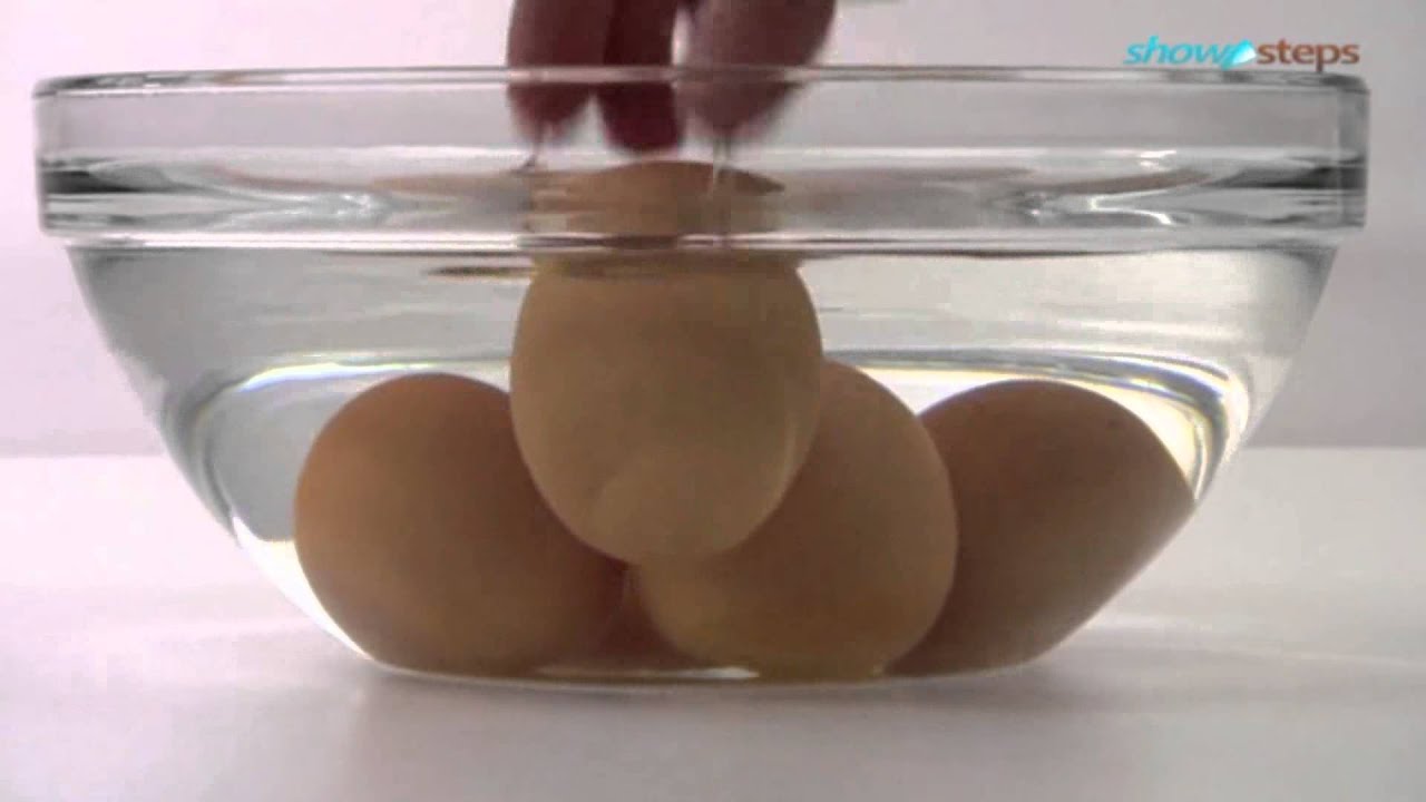 Как определить свежесть куриного яйца дома или при покупке